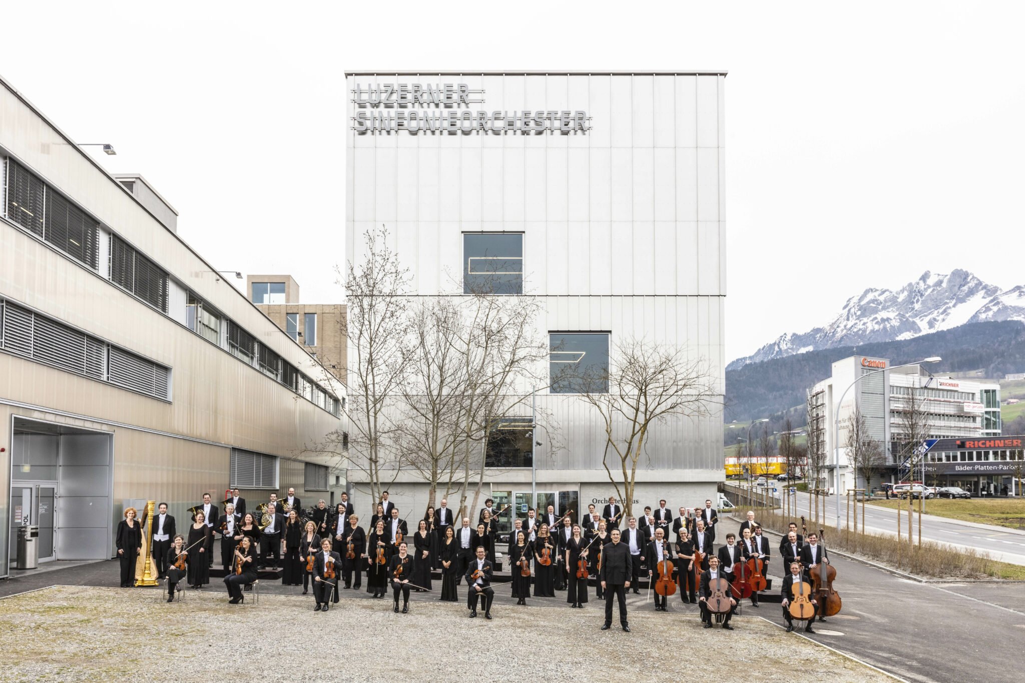 Luzerner Sinfonieorchester vor dem Orchesterhaus