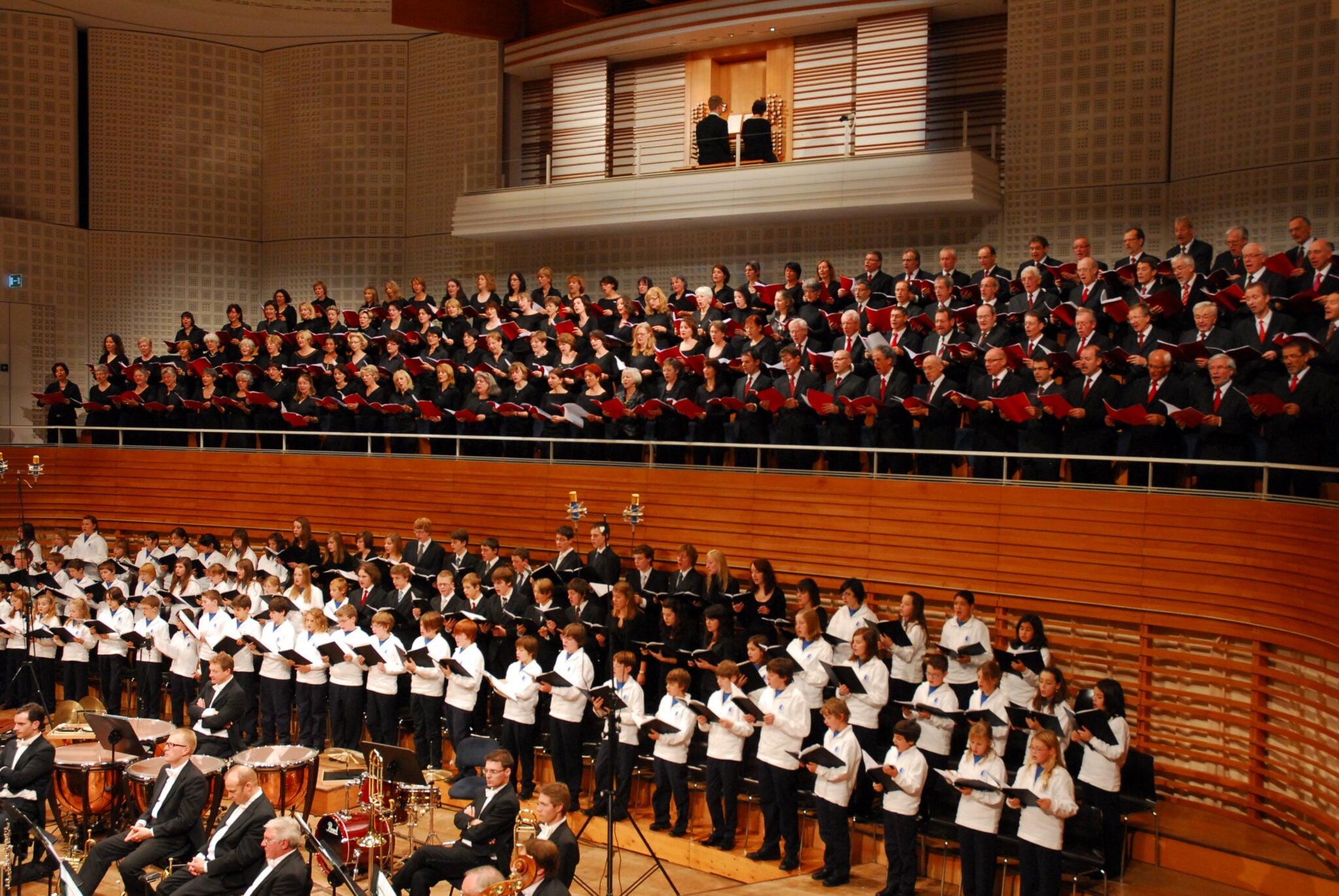 Chor und Orchester auf der Bühne im KKL