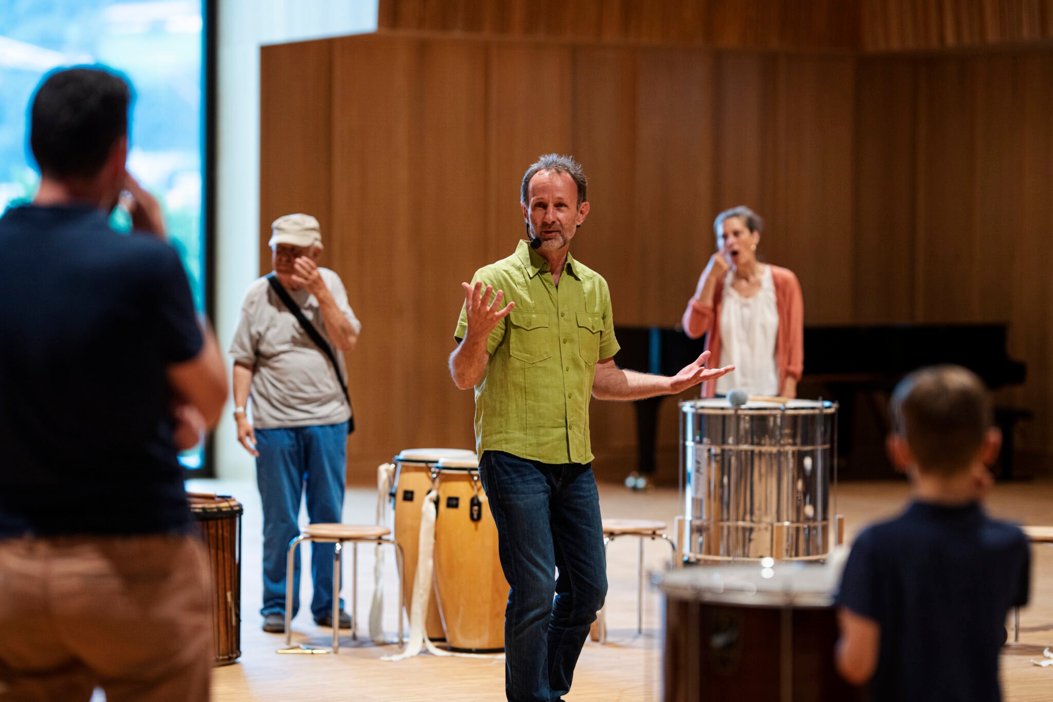 Thomas Viehweger leitet den Drum-Circle