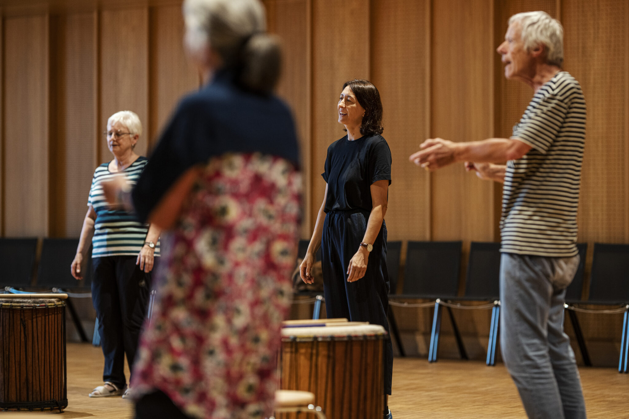 Vier Menschen bei einer Bodypercussion.