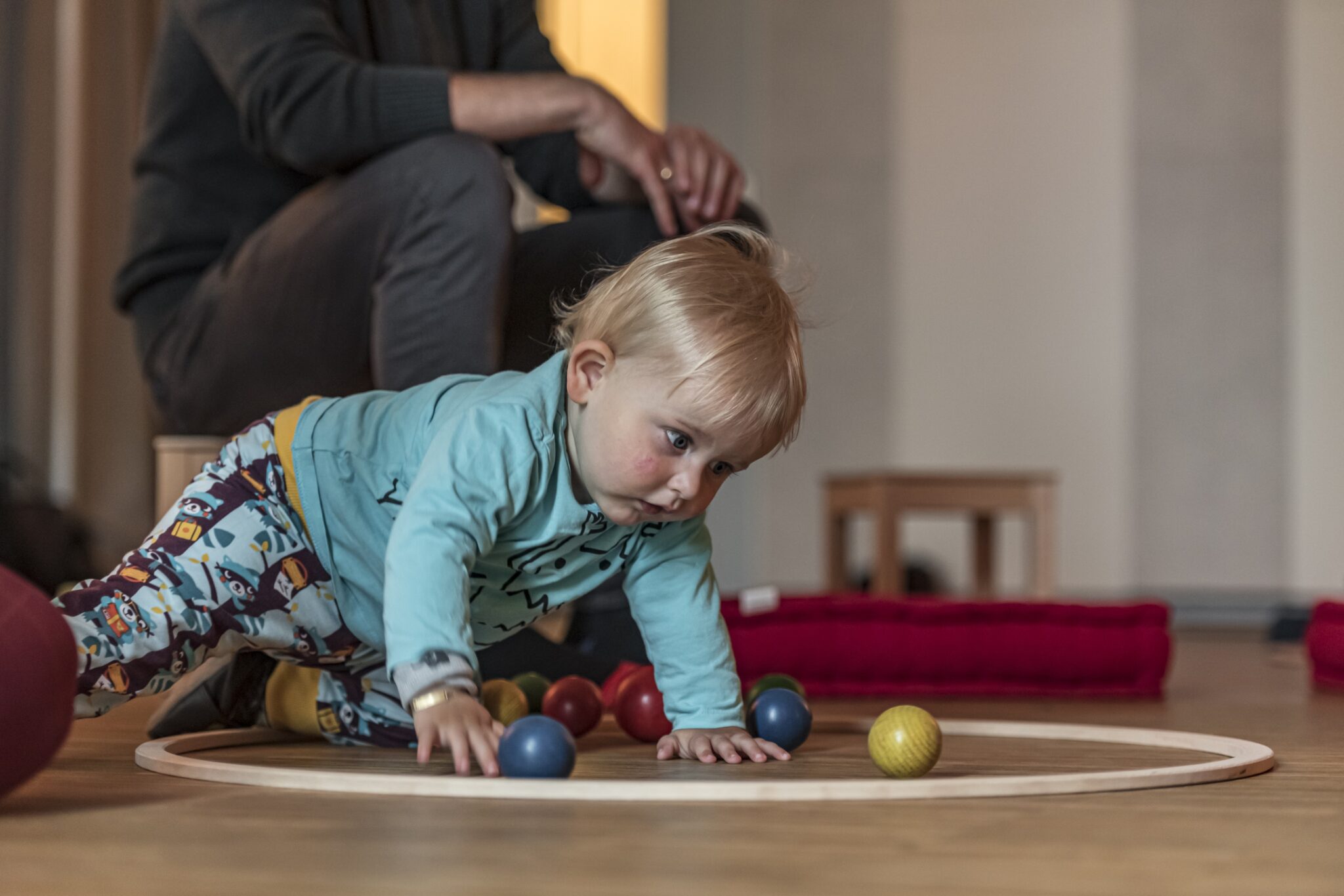 Junge spielt mit Holzkugeln